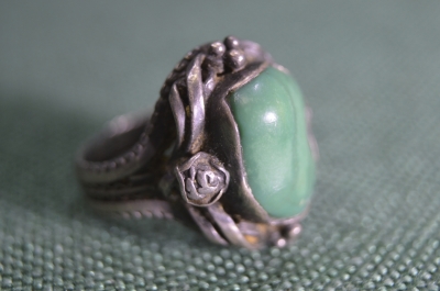 Кольцо с зеленым камнем. Белый металл, природный камень.