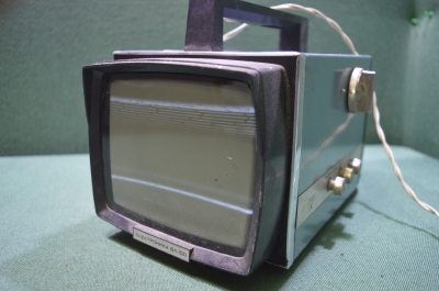 Телевизор портативный транзисторный "Электроника ВЛ-100", металлический. Сделано в СССР