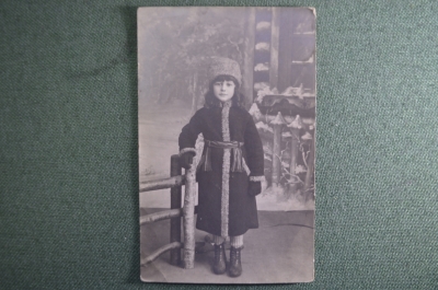 Фотография старинная, почтовая карточка "Девочка в зимней одежде".
