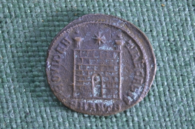 Монета античная Древний Рим. Башня. Фоллис. Константин.