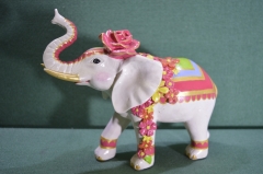 Фигурка, статуэтка "Слон с цветком". Пластик. Азия.