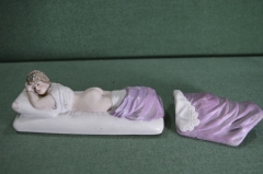 Статуэтка, композиция "Девушка под одеялом". По формам Гарднер. Фарфор. Вербилки, 1921 - 1923 годы.