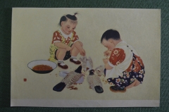Открытка старинная "Дети кормят птиц". Китай, 1955 год.