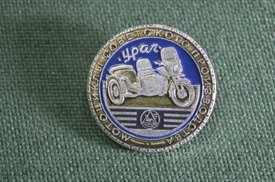 Знак значок "Мотоцикл Урал с коляской". Мотоциклист. СССР.