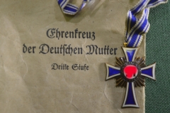 Почетный крест немецкой матери 3 класса (в бронзе), с лентой и пакетом. Третий Рейх, Германия.