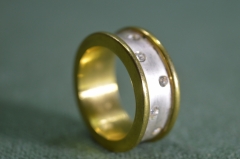 Кольцо, колечко широкое, со стразами. Диаметр 18,3 мм.