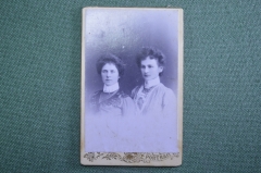 Фотография старинная "Две девушки", кабинетная. Меловская школа, Хинецкое. 1904 год.