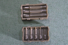 Солдатик игрушка ящик со снарядами гранатами в грузовик "Timpo". 2 штуки. Великобритания. 1970-е.