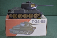 Игрушка машинка военная техника "Танк Т34-85". Коробка. Завод Арсенал. СССР.