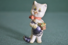 Игрушка фигурка "Кошка с корзиной цветов". Колкий пластик. ГДР. Германия. 1960е.