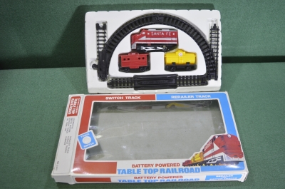 Игрушка "Железная дорога". Паровоз, вагоны, рельсы. Коробка. Китай. 1980е.