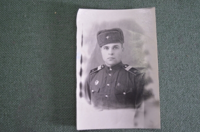 Фотография военный красноармеец РККА. Артиллерия. Знаки. Отличный артиллерист. СССР. 1956 год.