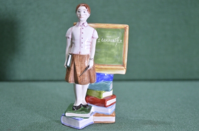 Игрушка елочная "Учительница, 1 сентября, школа". Преподаватель. Керамика, майолика, ручная роспись.