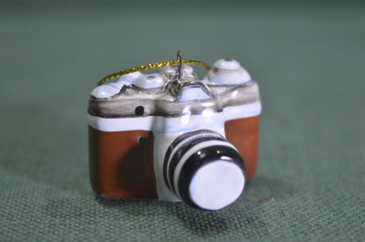 Игрушка елочная "Фотоаппарат, фотокамера". Фотограф, репортер. Керамика майолика, ручная роспись. #2