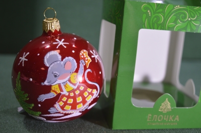 Елочная игрушка из стекла, шар "Зодиак", красный. Мышка и елка. Стекло. Клинское объед. "Елочка".