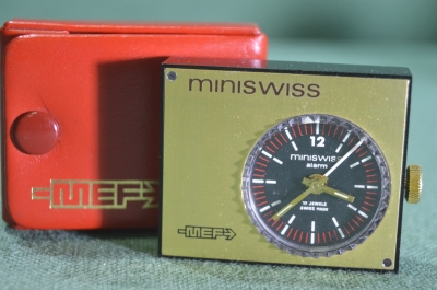 Часы - будильник дорожные в чехле. Mini Swiss. Швейцария. 1960 -е.