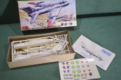 Модель сборная, самолет истребитель "MIG-19, МИГ". Полный комплект. Авиация. Чехословакия.