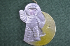Елочная игрушка "Космонавт на Луне", картонаж. Картон, фольга.