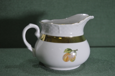 Сливочник, молочник фарфоровый. Сливы, клубника. Фарфор, позолота. Thun, Чехословакия.