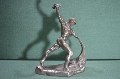 Скульптура "Перекуём мечи на орала". Автор Евгений Вучетич , СССР