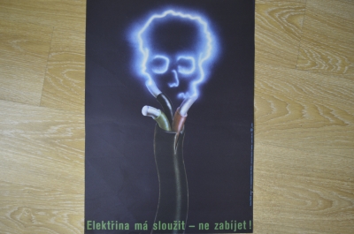 Плакат по технике безопасности "Электричество должно быть полезным, а не убивать". Прага. Оригинал.