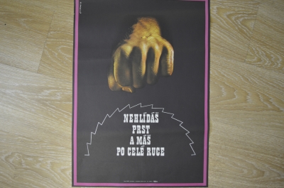 Плакат по технике безопасности "Не убережешь палец - лишишься руки". Прага. Оригинал.