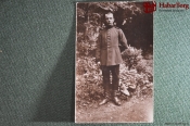 Фотография времен Первой мировой войны 1914-1918 гг. Военный в сапогах и кителе, в парке.