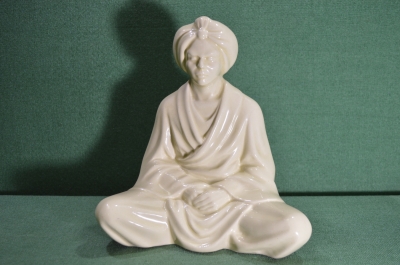 Фарфоровая габаритная статуэтка "Медитация". Европа.