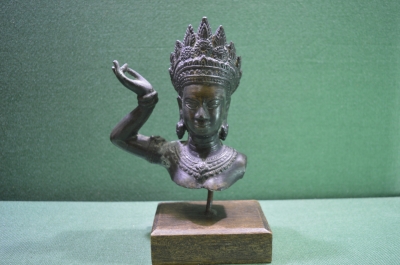 Cтатуэтка божества, небесная танцовщица Апсара. Антураж. Индуизм