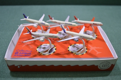 Набор игрушечных самолетов "Киндер Kinder Turkish Airlines". Турецкие Авиалинии, Боинг, авиация.