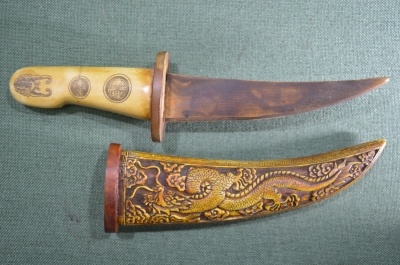 Деревянный нож, рукоять и ножны из кости или особого пластика, резьба. 
